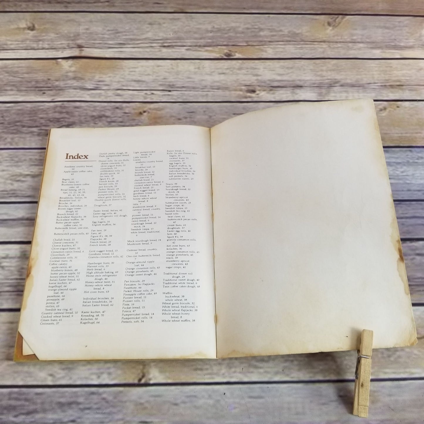 Vintage Cookbook Betty Crocker Breads 1977 Bread Recipes Paperback Golden Press Bread Board Roll Sampler Sweet Side About Bread Baking - At Grandma's Table