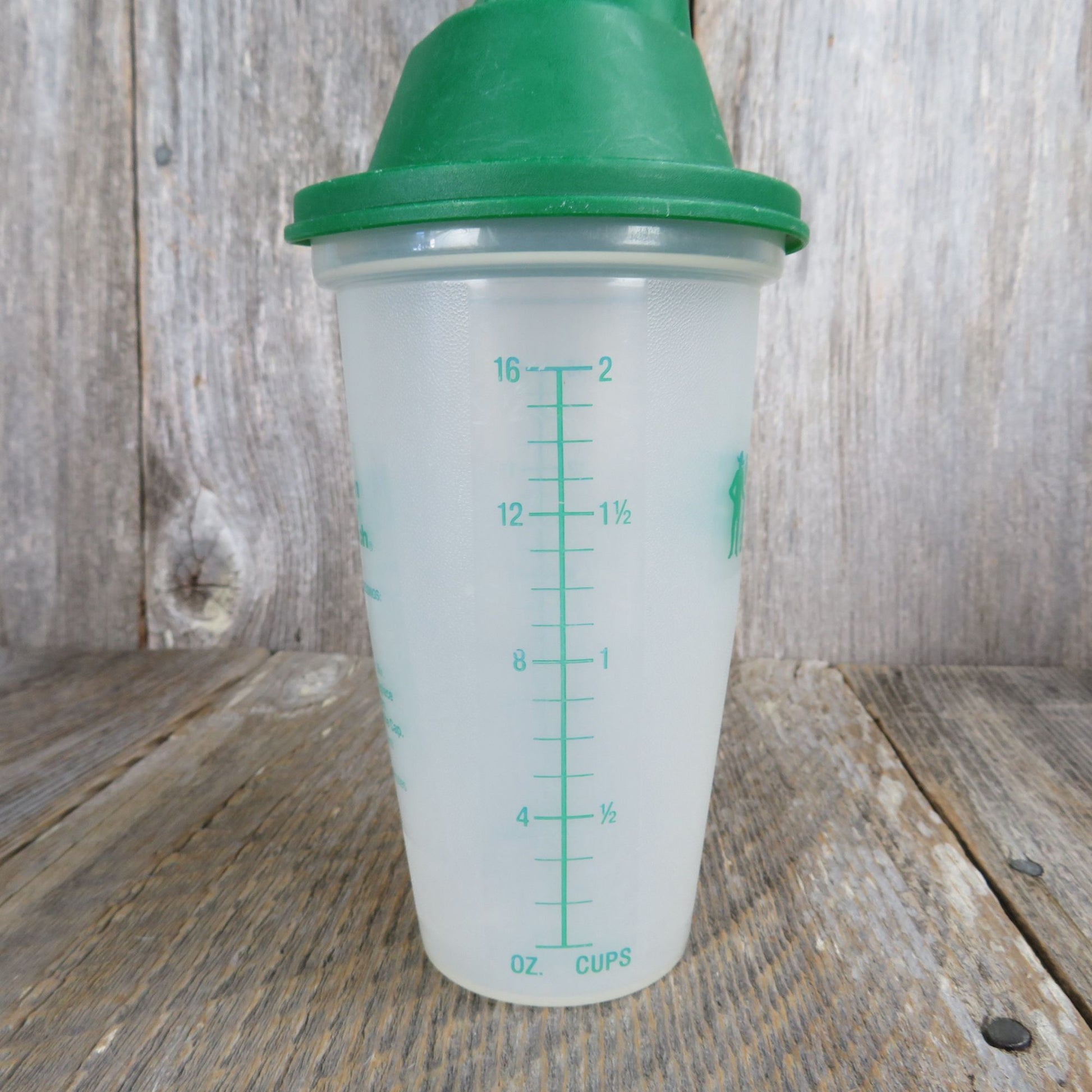 Tupperware 2-Cup Quick Shake Gravy Container