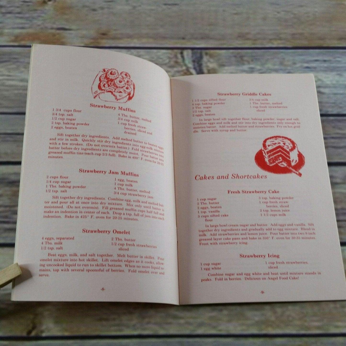 Vintage Cookbook Old Fashioned Strawberry Recipes Bear Wallow Books 1980 Booklet Breads Breakfasts Shortcakes Cakes Pies Desserts Soups